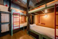Sleeper Hostel客房内的一张或多张床位