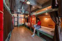Sleeper Hostel客房内的一张或多张床位