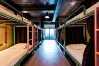 Sleeper Hostel客房内的一张或多张床位