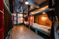 Sleeper Hostel客房内的一张或多张床位