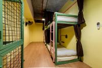 Sleeper Hostel客房内的一张或多张床位