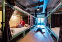 Sleeper Hostel客房内的一张或多张床位