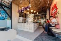 奥南海滩Sleeper Hostel的两人站在快餐店柜台