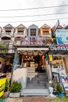 奥南海滩Sleeper Hostel的前面有楼梯的建筑