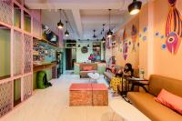 奥南海滩Sleeper Hostel的坐在商店等候室的女人