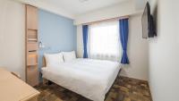 Toyoko Inn Nagoya-eki Sakuradori-guchi Shinkan客房内的一张或多张床位