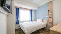 Toyoko Inn Nagoya-eki Sakuradori-guchi Shinkan客房内的一张或多张床位