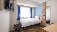 Toyoko Inn Nagoya-eki Sakuradori-guchi Shinkan客房内的一张或多张床位