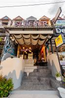 奥南海滩Sleeper Hostel的前面有楼梯的建筑