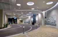 默特尔比奇Hilton Grand Vacations Club Ocean 22 Myrtle Beach的大型大堂设有圆形天花板和灯