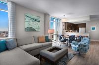 Hilton Grand Vacations Club Ocean 22 Myrtle Beach的休息区
