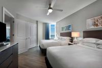 Hilton Grand Vacations Club Ocean 22 Myrtle Beach客房内的一张或多张床位