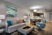 Hilton Grand Vacations Club Ocean 22 Myrtle Beach的休息区
