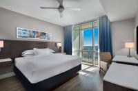 Hilton Grand Vacations Club Ocean 22 Myrtle Beach客房内的一张或多张床位