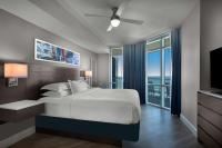 Hilton Grand Vacations Club Ocean 22 Myrtle Beach客房内的一张或多张床位