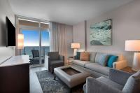 Hilton Grand Vacations Club Ocean 22 Myrtle Beach的休息区