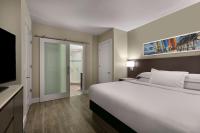 Hilton Grand Vacations Club Ocean 22 Myrtle Beach客房内的一张或多张床位