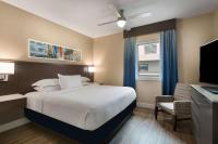 Hilton Grand Vacations Club Ocean 22 Myrtle Beach客房内的一张或多张床位