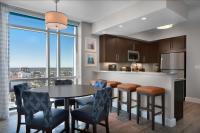 Hilton Grand Vacations Club Ocean 22 Myrtle Beach的厨房或小厨房