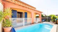 乐巴凯尔斯Magnifique Maison avec piscine privée à 300 m d&#39;une trés jolie plage de sable的一栋房子前面有游泳池的别墅