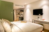 Hotel Shoshana - Adults Only的电视和/或娱乐中心