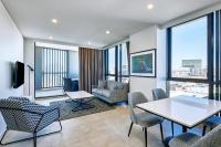 Meriton Suites Liverpool的电视和/或娱乐中心