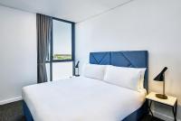 Meriton Suites Liverpool客房内的一张或多张床位