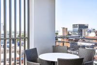 Meriton Suites Liverpool的阳台或露台