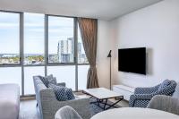 Meriton Suites Liverpool的电视和/或娱乐中心