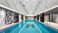 Meriton Suites Liverpool内部或周边的泳池