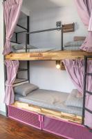 K-Bunk Hostel Pai Walking Street客房内的一张或多张双层床
