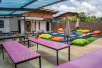 K-Bunk Hostel Pai Walking Street的庭院或其他户外区域