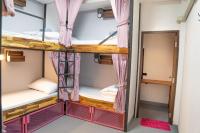 拜县K-Bunk Hostel Pai Walking Street的房间里的一组双层床