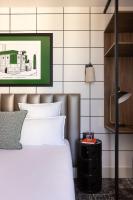 Hôtel Moderniste客房内的一张或多张床位
