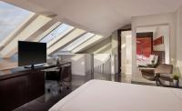 Park Plaza London Westminster Bridge的电视和/或娱乐中心
