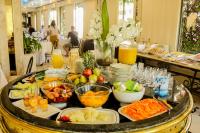 亚松森Nobile Suites Excelsior Asuncion的桌上放着一碗水果和蔬菜