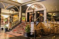亚松森Nobile Suites Excelsior Asuncion的大楼内带楼梯的大堂