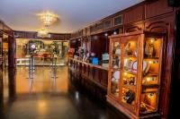 亚松森Nobile Suites Excelsior Asuncion的一间设有大木橱柜的房间,里面装有餐具