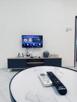 Comfort Semi D House, 1 min to Town by Mr Homestay的电视和/或娱乐中心