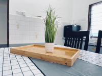 Comfort Semi D House, 1 min to Town by Mr Homestay的电视和/或娱乐中心