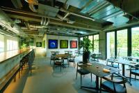 Auberge eaufeu餐厅或其他用餐的地方