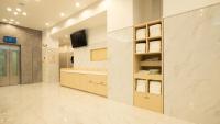 Toyoko Inn Nagoya-eki Sakuradori-guchi Shinkan的电视和/或娱乐中心