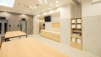 Toyoko Inn Nagoya-eki Sakuradori-guchi Shinkan的电视和/或娱乐中心