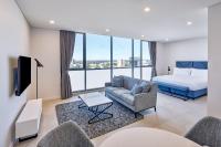 Meriton Suites Liverpool客房内的一张或多张床位