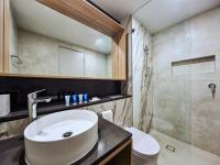 Meriton Suites Liverpool的一间浴室