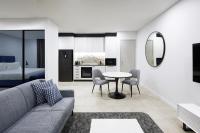Meriton Suites Liverpool的休息区