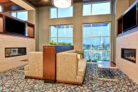 Embassy Suites By Hilton Plainfield Indianapolis Airport的电视和/或娱乐中心