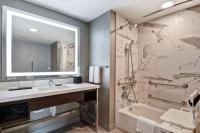 Embassy Suites By Hilton Plainfield Indianapolis Airport的一间浴室