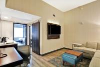 Embassy Suites By Hilton Plainfield Indianapolis Airport的电视和/或娱乐中心