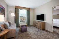 Homewood Suites By Hilton Albuquerque Downtown的电视和/或娱乐中心